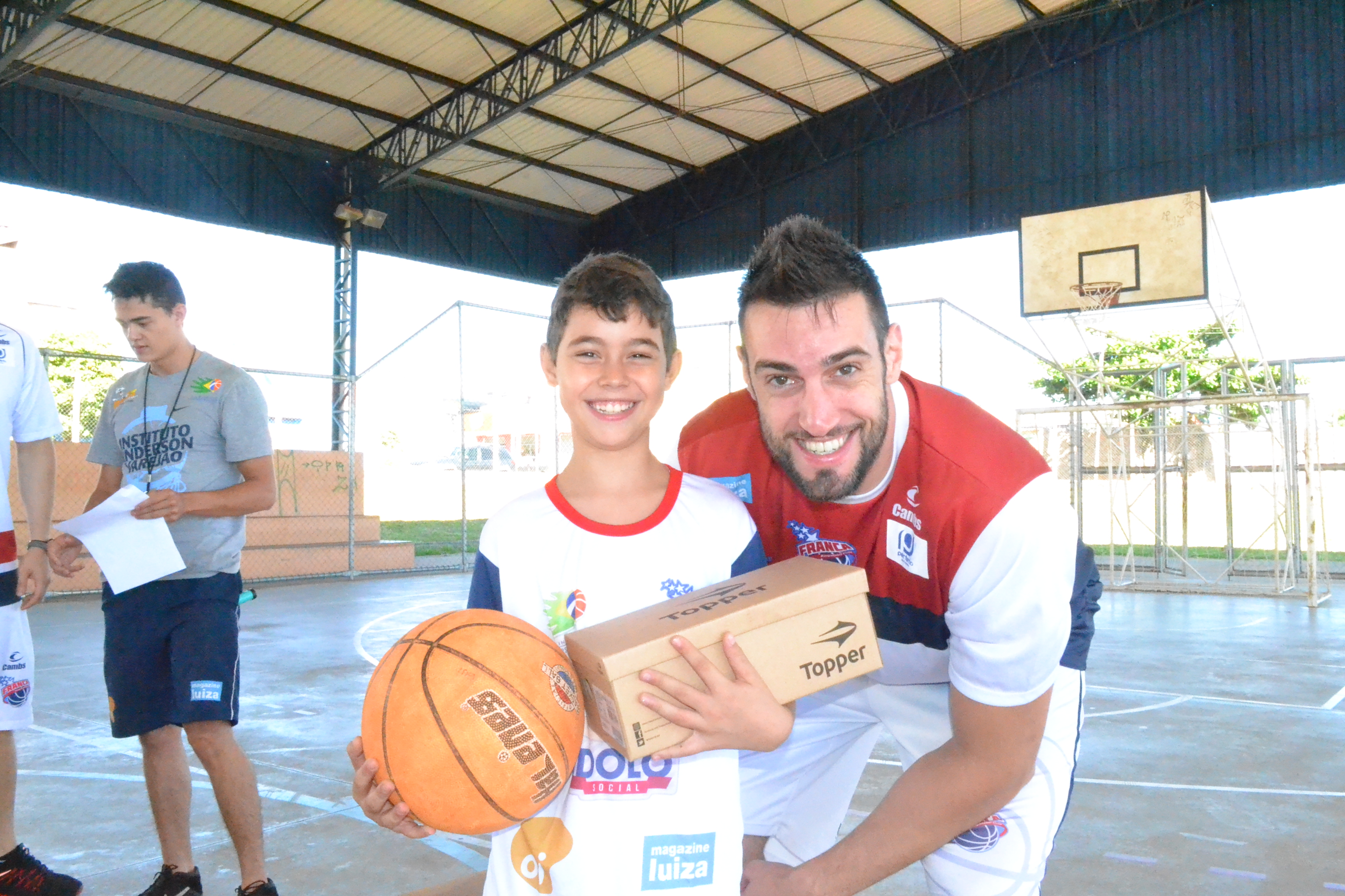 Kurtz fez a alegria da criançada na reposição dos tênis (Foto: Franca Basquete)